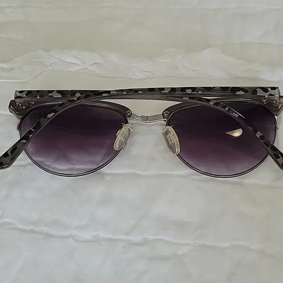 Betsey Johnson Catty Club Sunglasses Gray & Silver Cheetah NWOT display picture 2